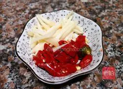 Illustration of how to make fried shredded pork with chives 4