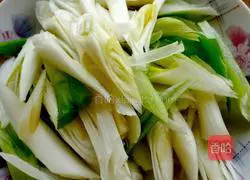 Illustration of how to make fried pork with green onions 2