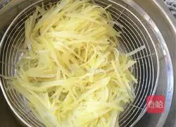 Illustration of how to make shredded potato burritos 7