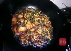 Illustration of how to make pork with pickled vegetables 4