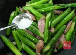 Illustration of how to make fried asparagus with sausage 5