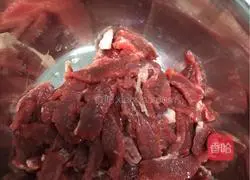 Illustration of how to make fried beef with pepper 1