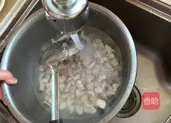 How to stir-fry chicken breast and diced chicken with carrots and peppers Illustration 4