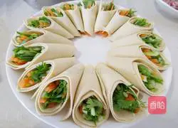 Illustration of how to make shredded pork with Beijing sauce 6