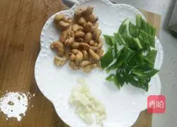 Illustration of how to make cashew squid flowers 7