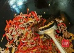 Illustration of how to make fried beef with pickled pepper 7