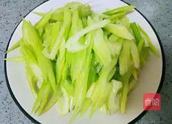 Illustration of how to make fried celery intestines 5