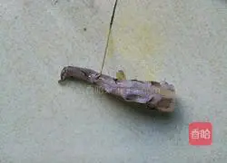 Illustration of how to make fried chive flowers with shrimp 2