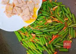 Illustration of how to make stir-fried meat with garlic moss 7