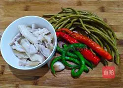 Stir-fry soaked cowpeas with oil residue Illustration of how to do it 1