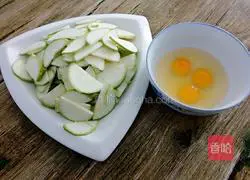 Illustration of how to make scrambled eggs with zucchini 1