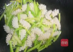 Illustration of how to cook squid and celery 5