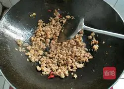 Illustration of how to stir-fry long beans with minced meat 8