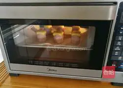 Illustration of how to make bacon and taro rolls 10