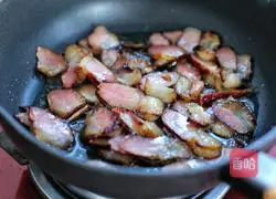 Illustration of how to stir-fry bacon with garlic moss 5