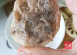 Illustration of how to make sweet shrimp and lotus root cakes with less oil 11