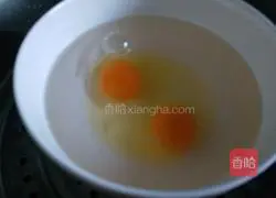 Illustration of how to cook poached eggs in soup 2