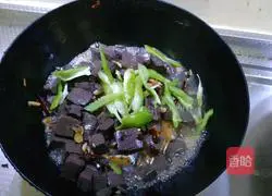 Illustration of how to stir-fry sheep blood 4