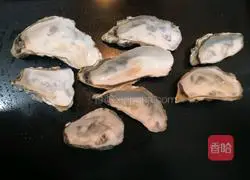 Illustration of how to make grilled oysters with garlic, lemon and green pepper 6
