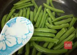 Illustration of how to stir-fry pork neck with green beans 3