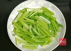 Illustration of how to make fried beef with celery and radish 2