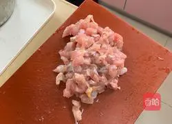 Illustration of how to stir-fry chicken breast and diced chicken with carrots and peppers 1