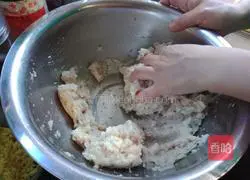 Illustration of how to make handmade fish balls 8
