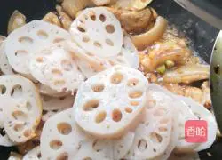 Illustration of how to make fried lotus root slices with meat 7