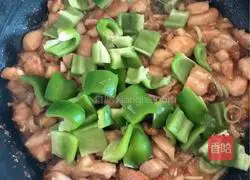 Illustration of how to make spicy chicken diced in sauce 8