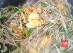 Illustration of how to make sweet leek and scrambled eggs with spring machine 4