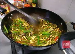 Illustration of how to stir-fry shredded chicken with green pepper 8