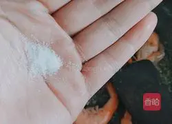 Illustration of how to stir-fry cumin prawns in oil 3