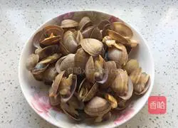 Illustration of how to make spicy fried yellow clams 3