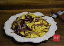 Illustration of how to make fried onions and eggs 8