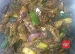 Illustration of how to cook pork ribs and chicken feet in dry pot 12