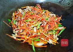 Illustration of how to stir-fry shredded pork with green pepper and carrot 14