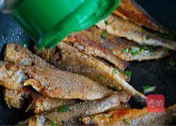 Illustration of how to make yellow croaker with salt, pepper, chives and onions 6