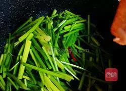 Illustration of how to make fried shredded pork with celery 14