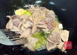 Illustration of how to stir-fry pork liver with garlic sprouts 4