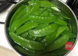 Illustration of how to make fried snow peas with sausage 3