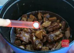 Illustration of how to make braised pork ribs with taro 12