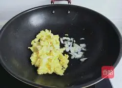 Illustration of how to make fried eggs with leeks 3