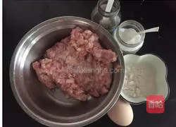 Illustration of how to make egg roll meat 2