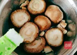 Illustration of how to steam beef tendon with mushrooms 8