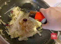 Illustration of how to make scrambled eggs with cabbage and vermicelli 9