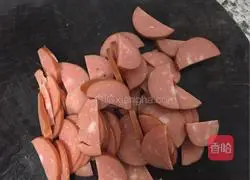 Illustration of how to make stir-fried ham with horned melon 3