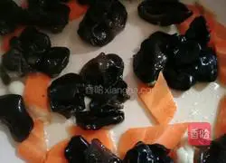 Illustration of how to stir-fry three delicacies 8