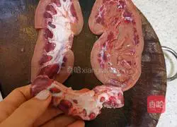 Illustration of how to stir-fry pork heart and kidney with garlic sprouts 2