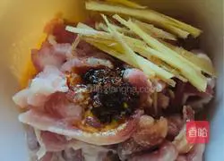 Illustration of how to make gluten-free bean shredded pork 4