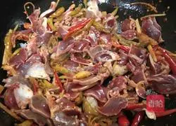 Illustration of how to stir-fry duck gizzards 5